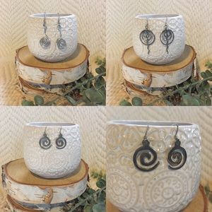 ⭐️3 pairs of earrings + necklace⭐️